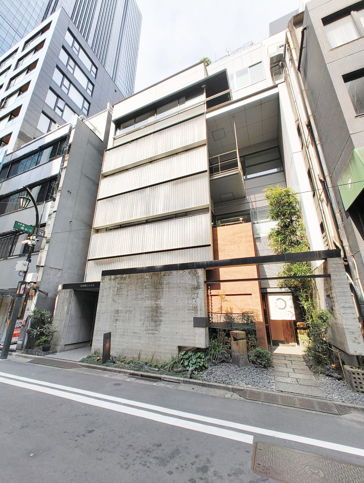 外観_東京駅から徒歩3分に位置しています。