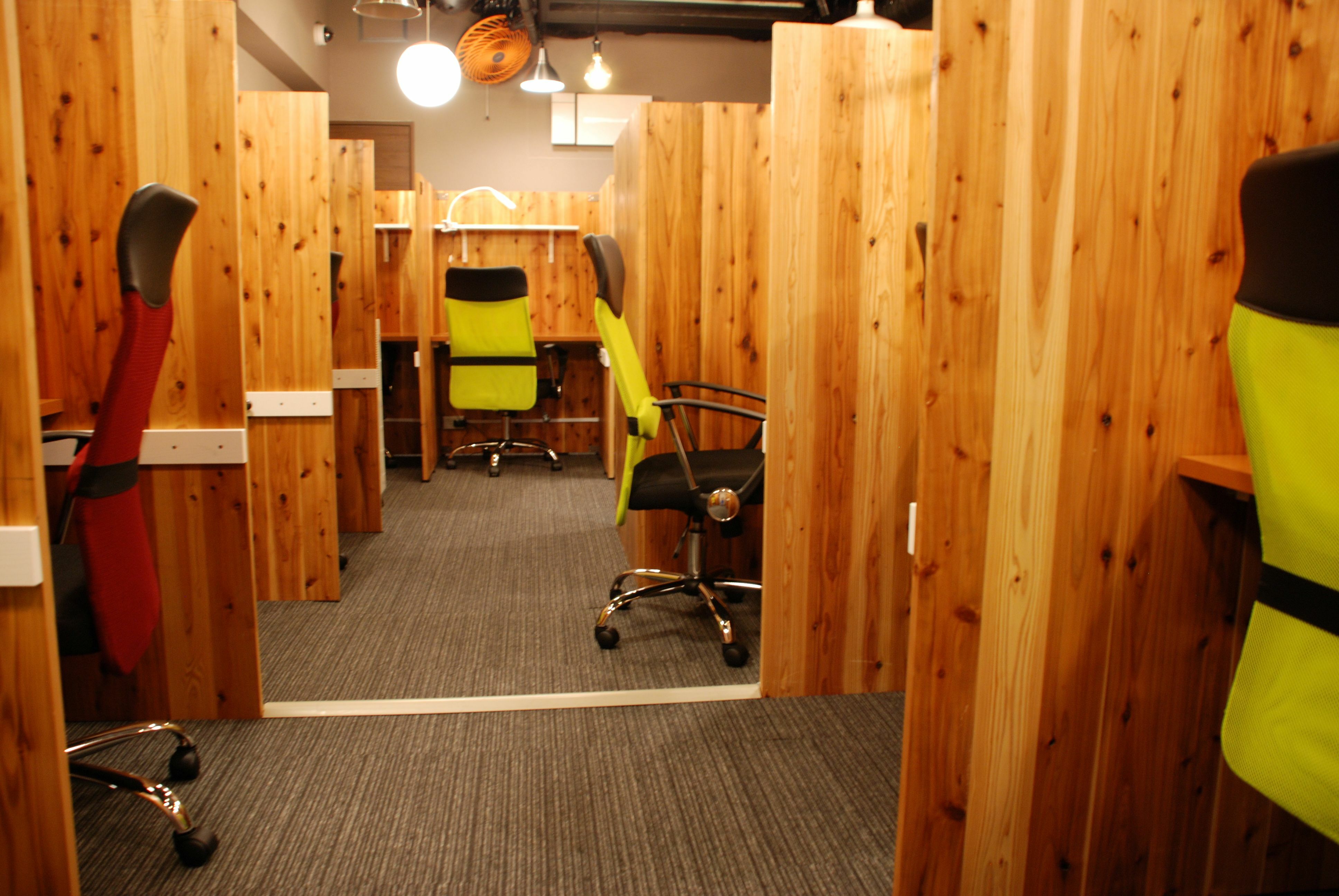 コワーキングスペース_３方衝立があります