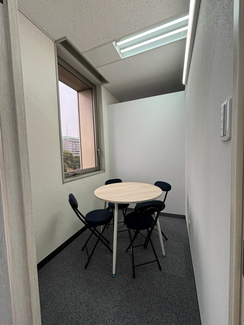 共有部_会議室。月10時間まで無料で利用可能です。
