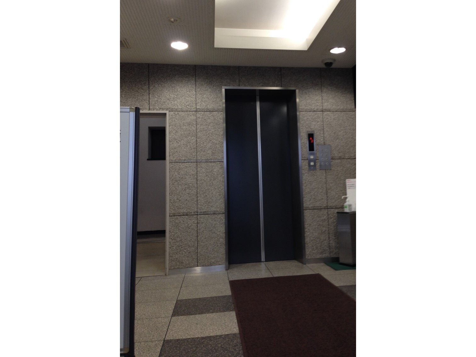 外観_EVホール。建物1階のエレベーターホールです。