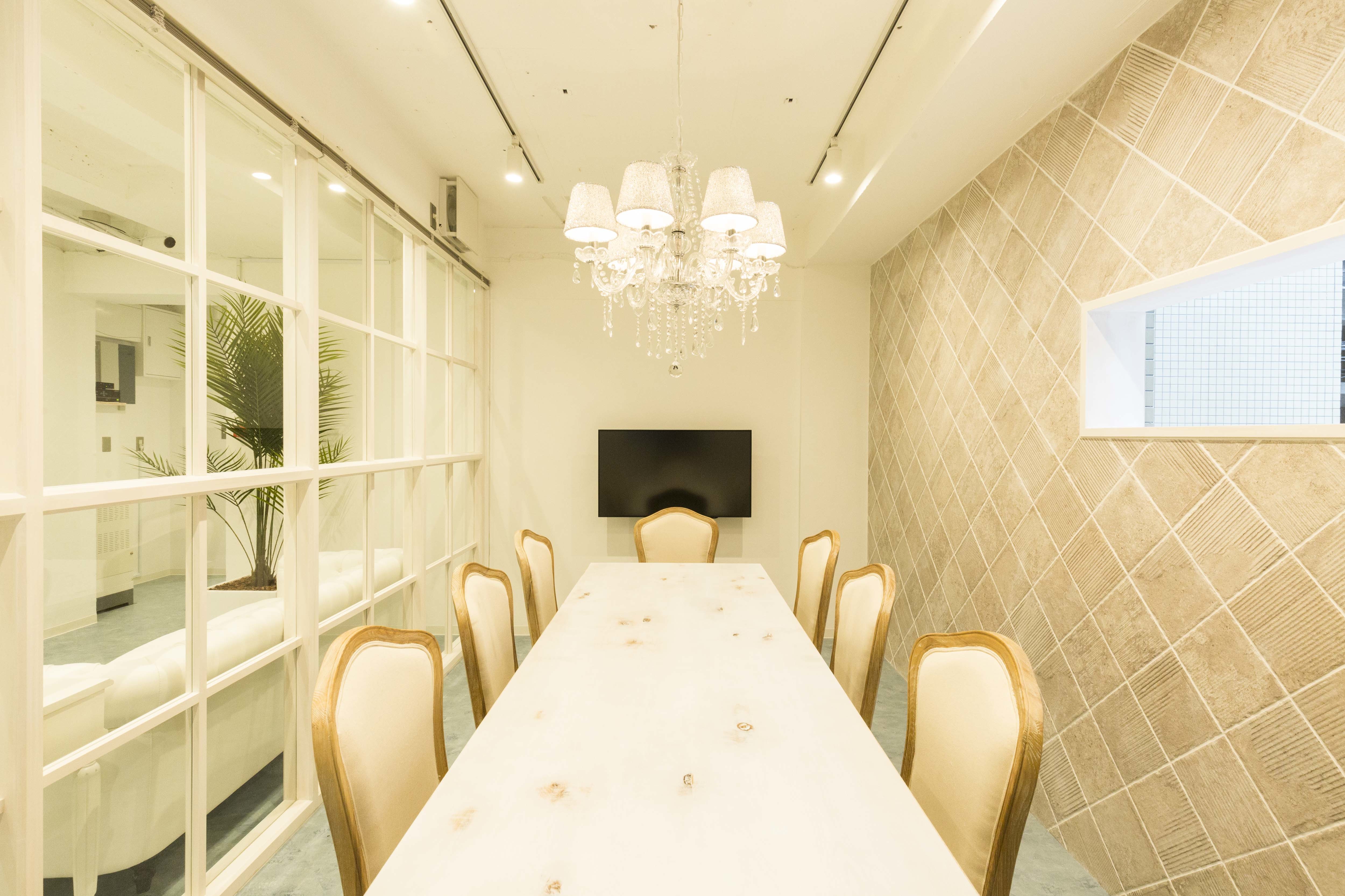 会議室_会議室には大型モニターも設備されています