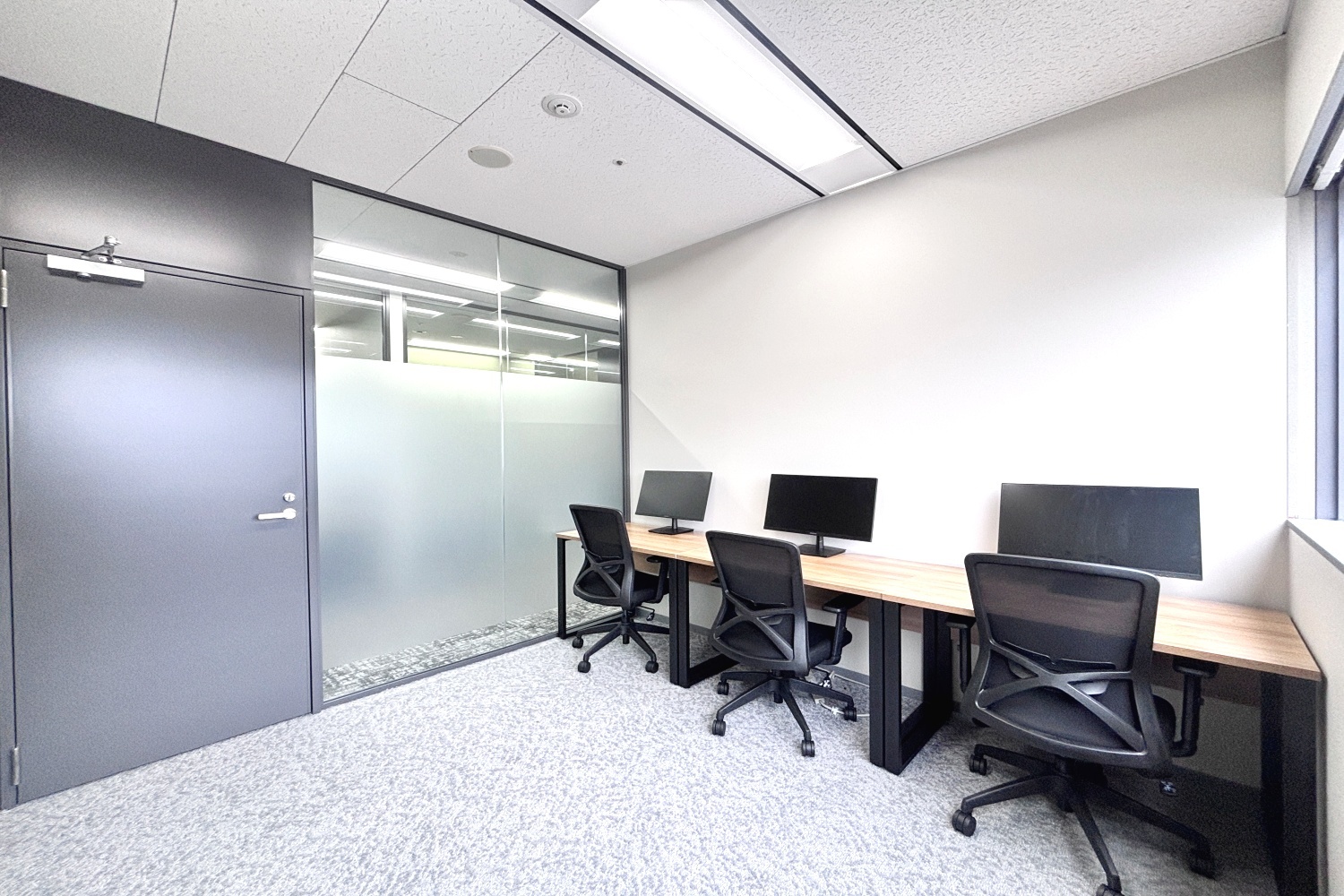 専有部_個室。明るい陽ざしが入るお部屋です。