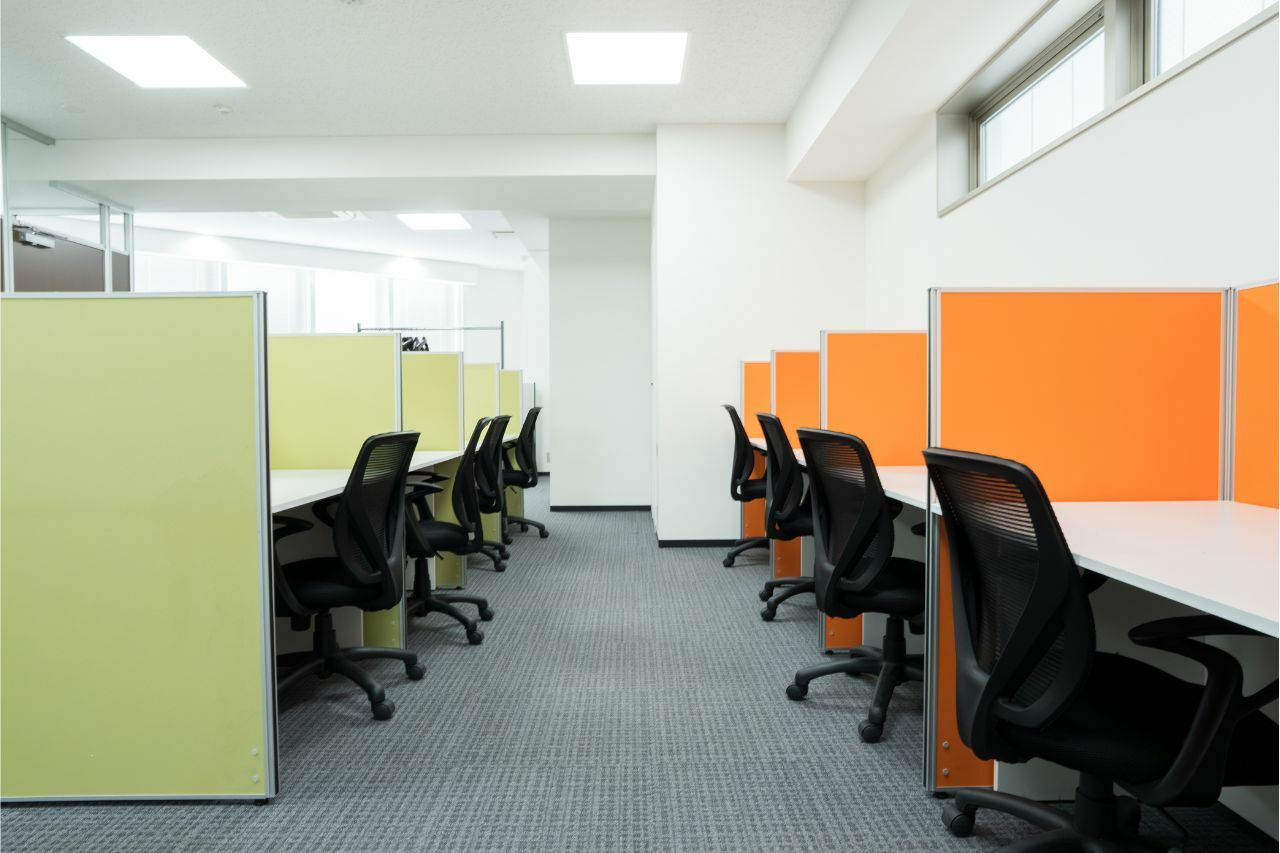 共用部_フリーデスク。広々とした空間で合計20席のデスクを用意しています。