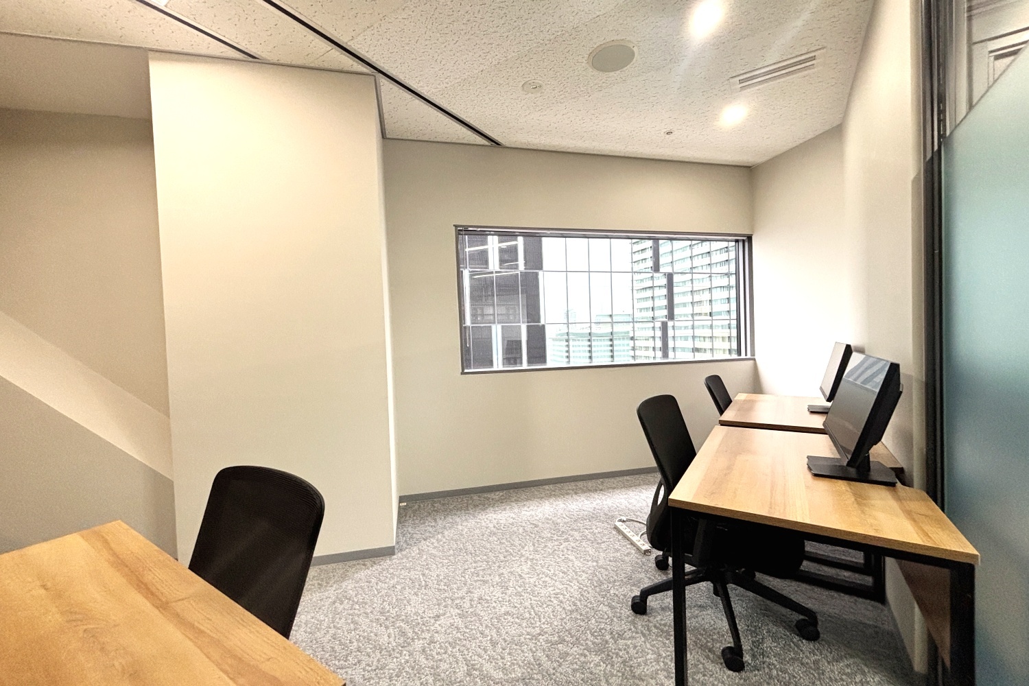 専有部_個室。自然光が入る窓付きの個室です。