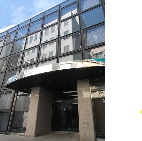 外観_ガラス張りの落ち着いた雰囲気のあるオフィスです