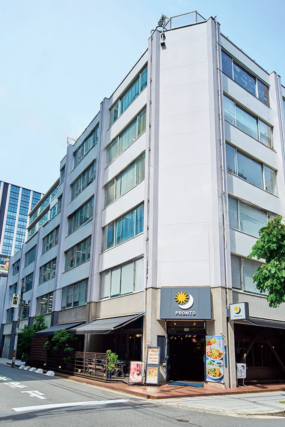 外観_淀屋橋駅から徒歩2分に位置しています。