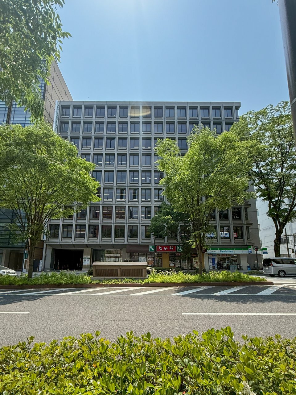 外観_青葉通一番町駅から徒歩1分に位置しています。