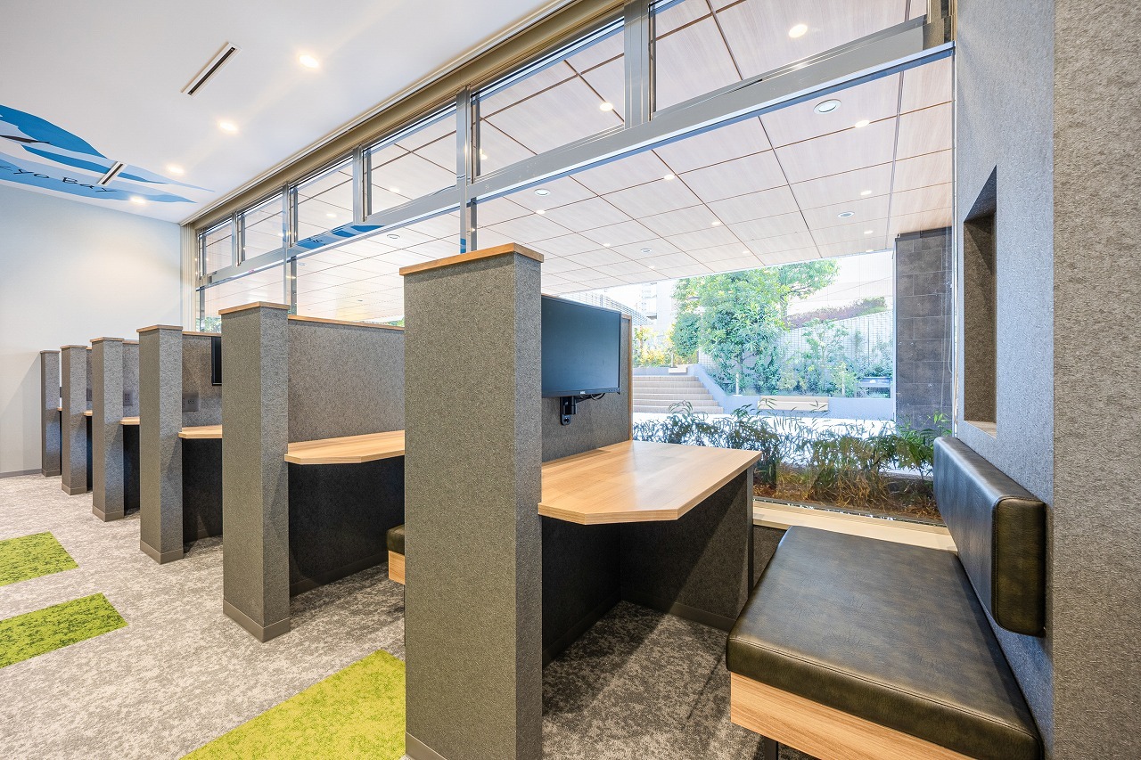 BIZcomfort芝公園_カフェブース食事・通話・WEB会議OKの作業スペースです。©bizcomfort