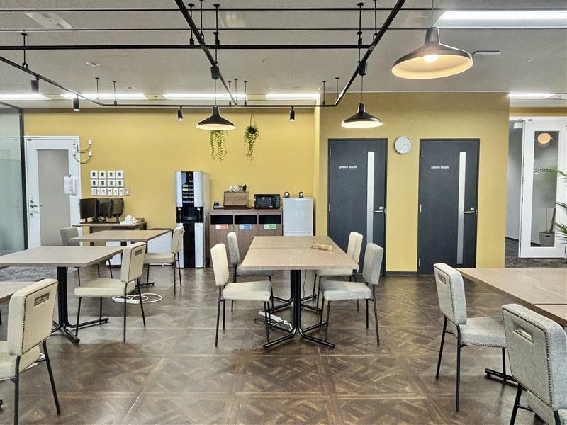 共有部_コワーキングスペース。自由な席で作業ができます。