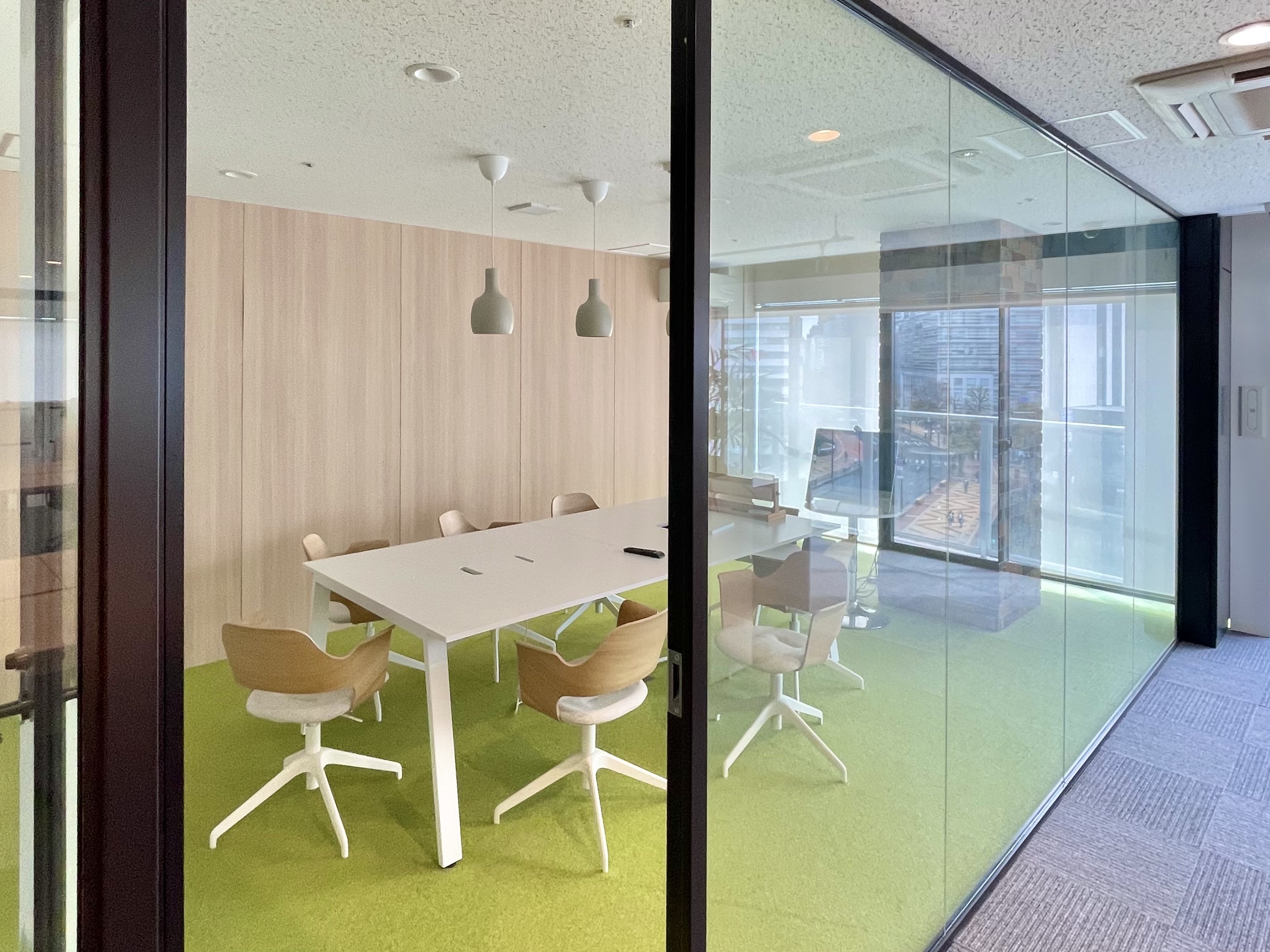 5F｜専有フロア内に会議室を3室完備。5Fフロアご契約者様専用の会議室です。ガラス張りで開放感も◎ ゲスト招待ももちろん可能。