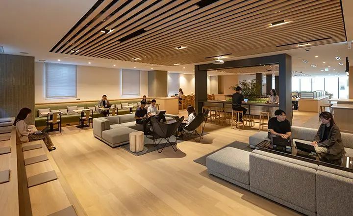 共有部_ラウンジ。グループワークや個人での作業、休憩にも対応したフレキシブルなスペースです。※画像はイメージです。ⒸH1O