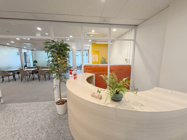 外観_受付。郵便受取や来客対応などを行っています。