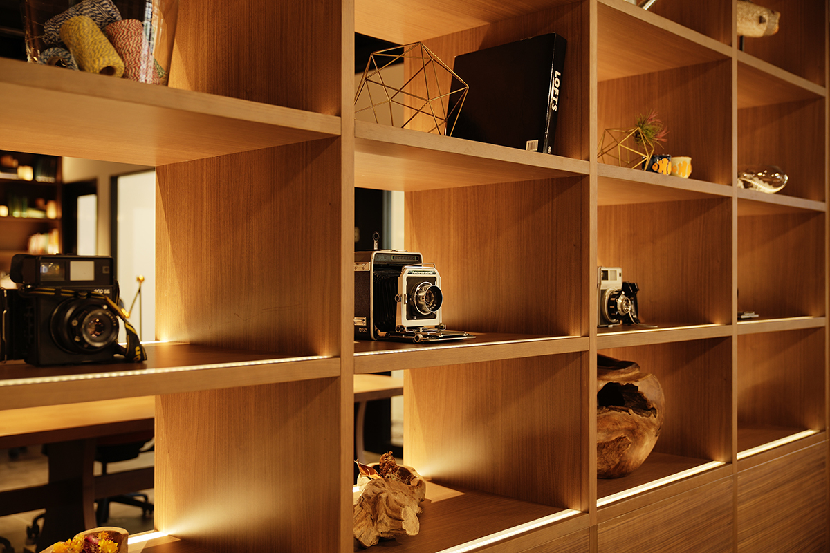 新聞社の本社らしい上質な空間設計は、訪れるだけで気持ちが引き締まり、仕事への向き合い方まで自然と高めてくれます。