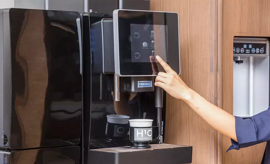 その他_フリードリンク。コーヒーサーバー・ウォーター サーバーが設置されています。ⒸH1O