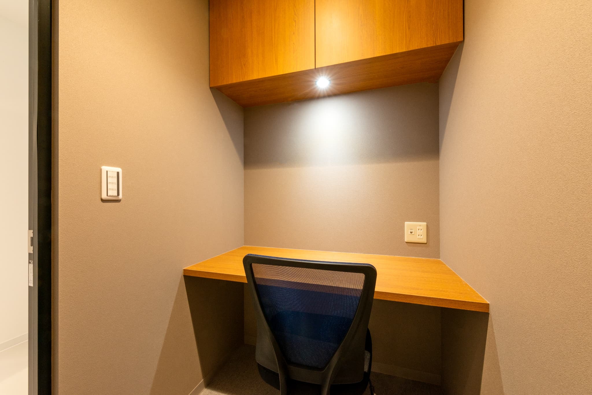 家具付き・完全個室オフィス｜24h利用可能。1〜15名以上にも対応する、大小様々なサイズをご用意しております。