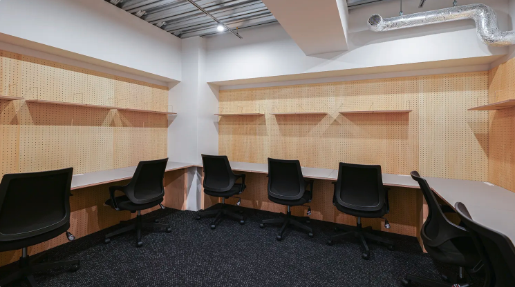 専有部_個室。家具付き、インターネット環境が整っています。