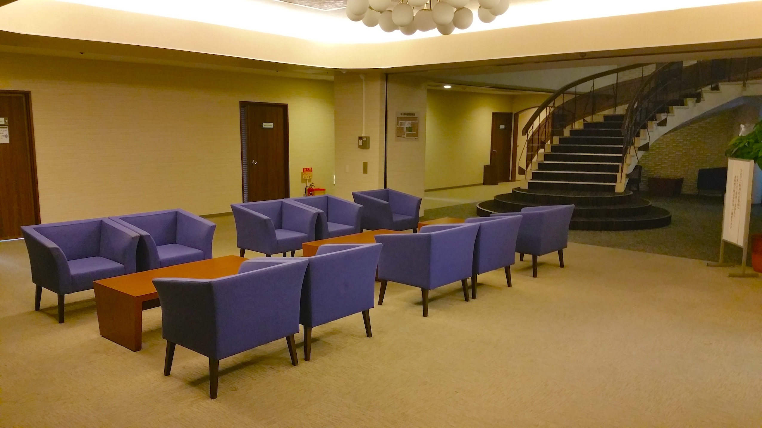 ラウンジ_青いソファーが目に鮮やかなソファー席