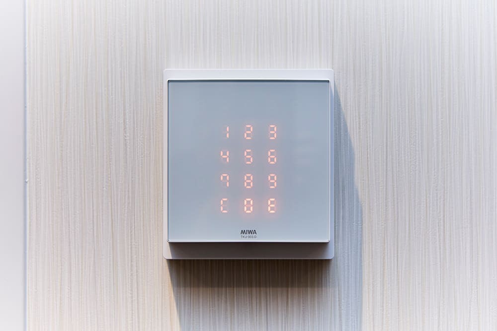 外観_オフィス入口。暗証番号式オートロックを完備しています。