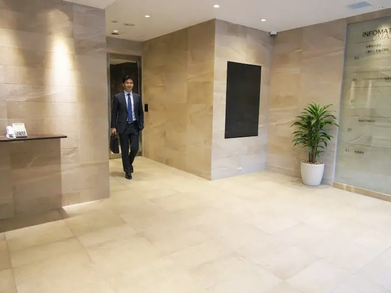 高級感あふれるエントランスでお客様をお迎えします