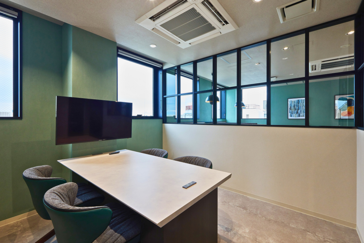 共有部_会議室。30分550円（税込）～ 利用できます。モニター・ホワイトボード完備。
