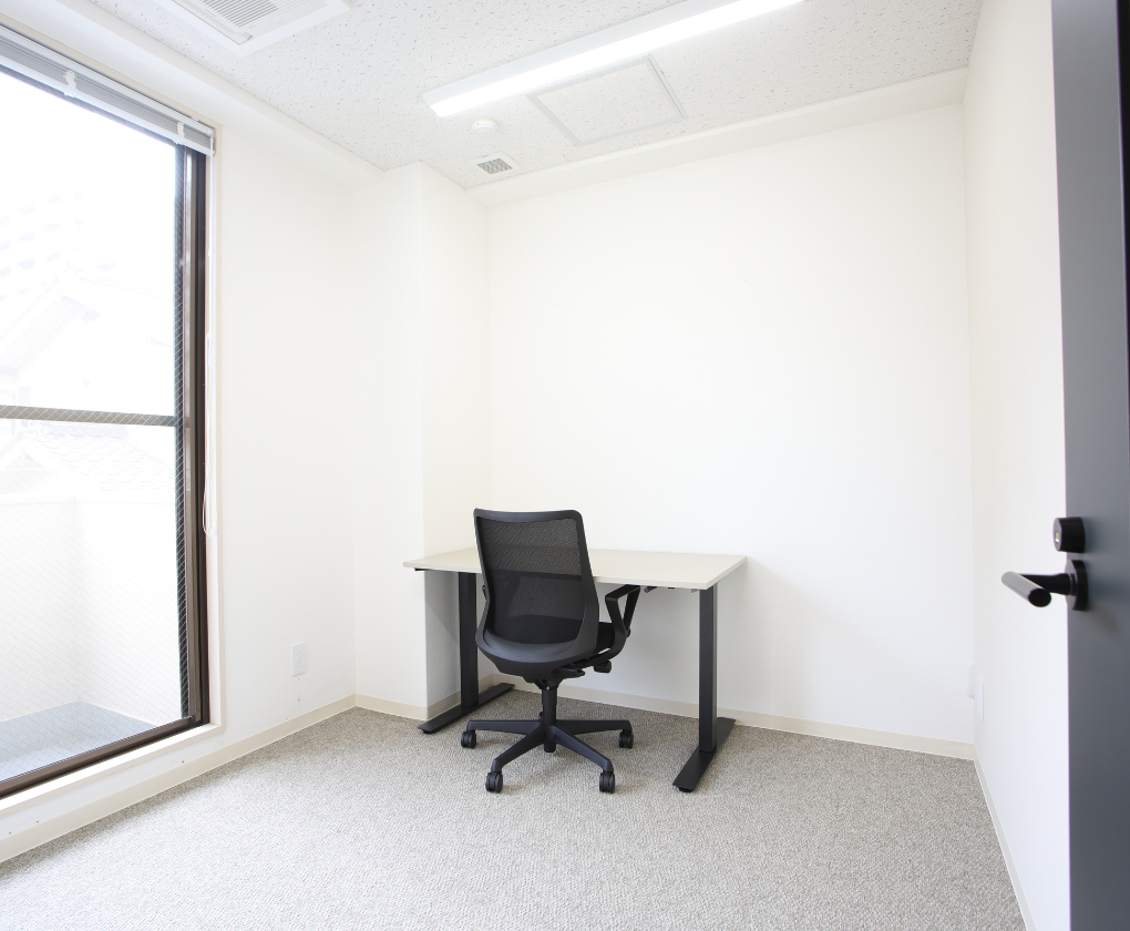 専有部_個室。自然光が入る窓ありのお部屋もあります。※家具はイメージです。