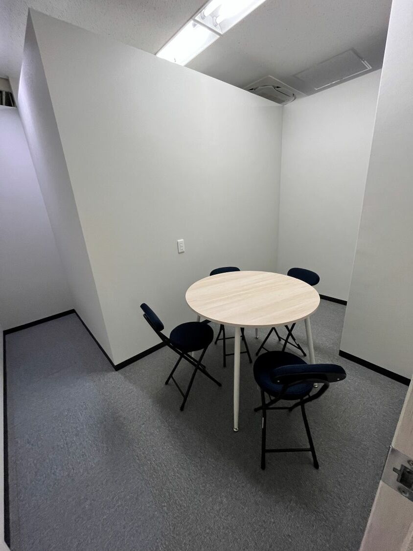 共有部_会議室。月10時間まで無料で利用可能です。