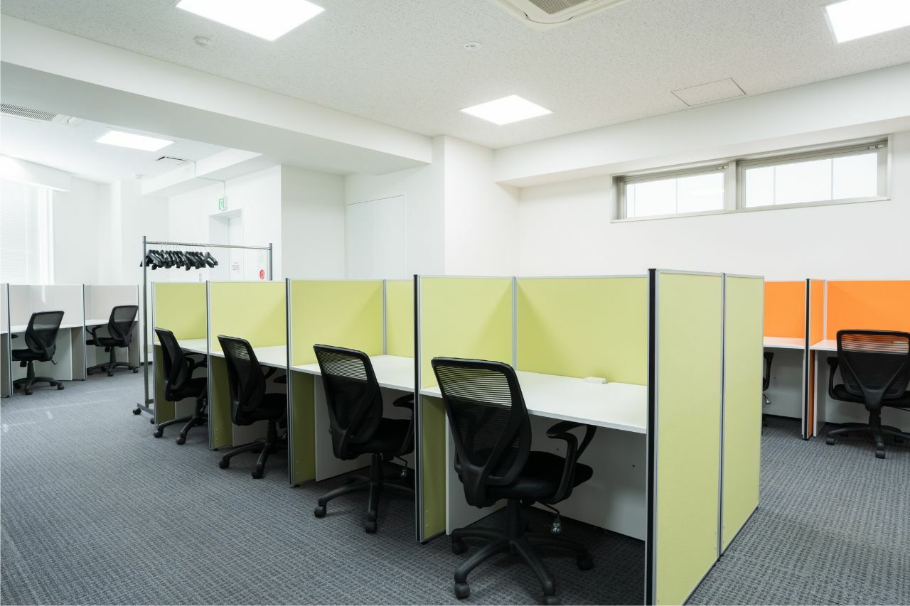共用部_フリーデスク。広々とした空間で合計20席のデスクを用意しています。