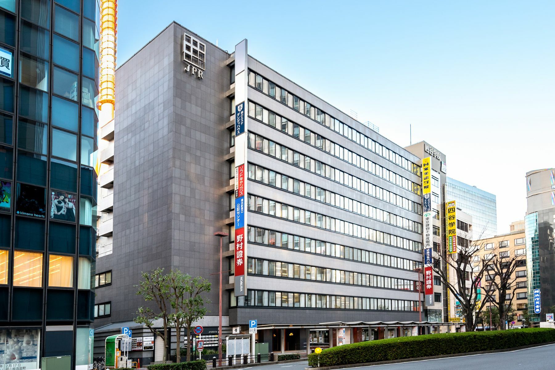 外観。オフィスは横浜駅から徒歩1分の好立地に位置しています。