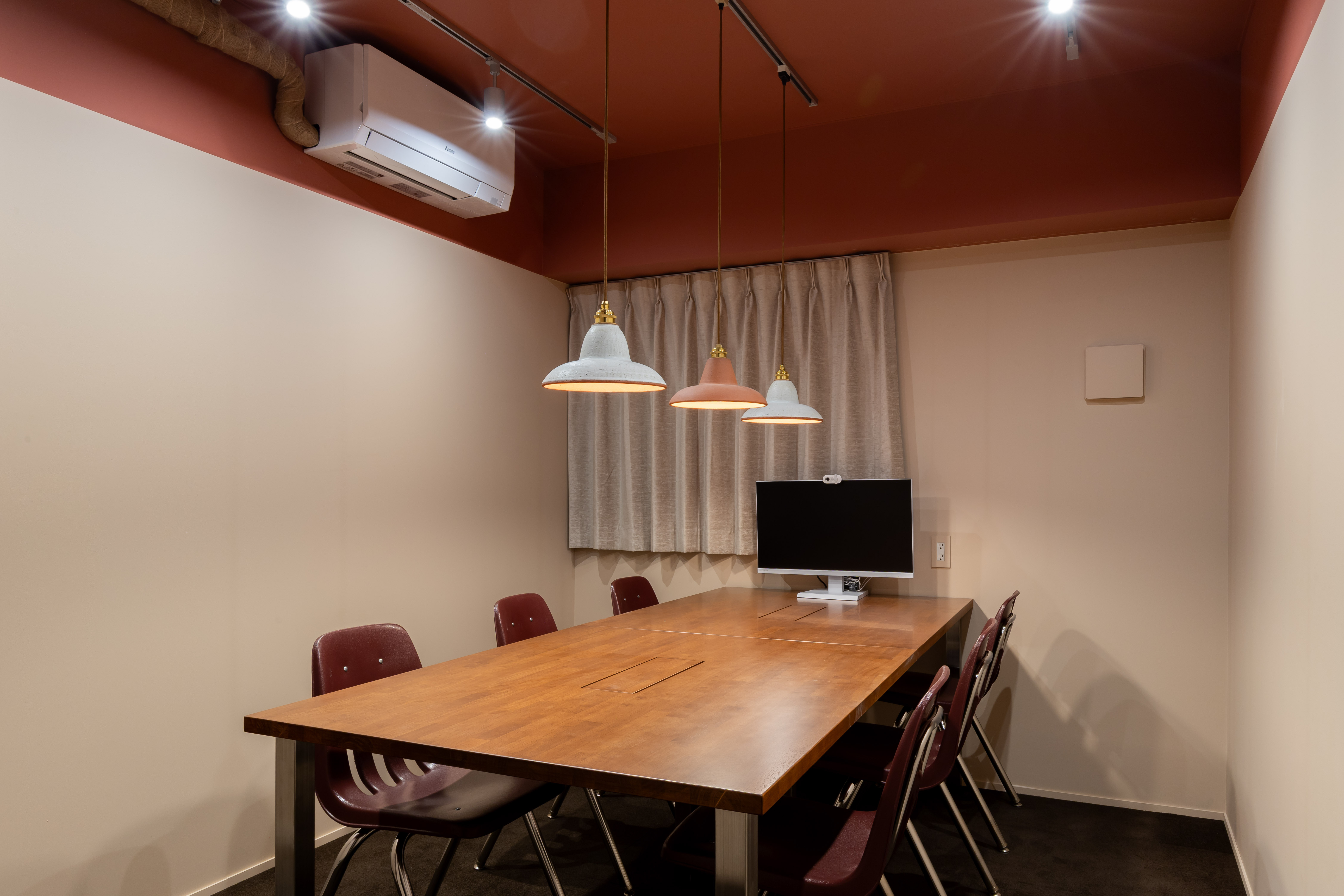 共有部_会議室。会議、面接、取材、セミナーなど様々なシーンで活用できます。