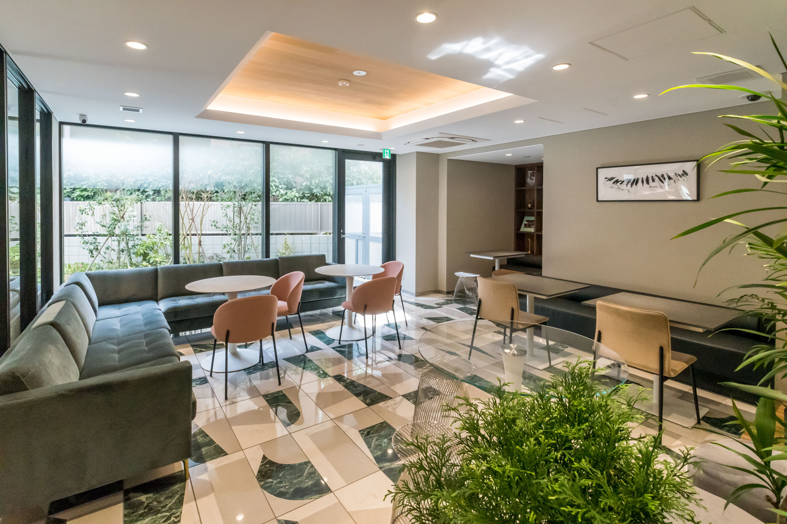 共用部_COZY LOUNGE。施設入居者限定のオープンスペースになります。読書や交流の場としてご利用いただけます。