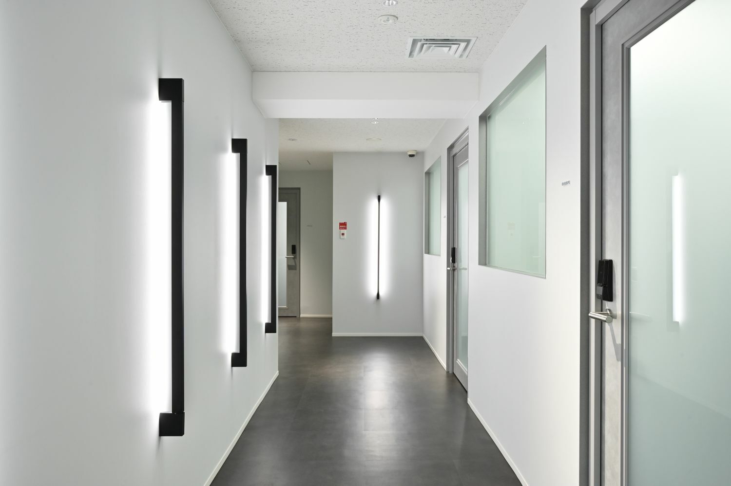 共有部_廊下。個室オフィスは施錠可能となっています。