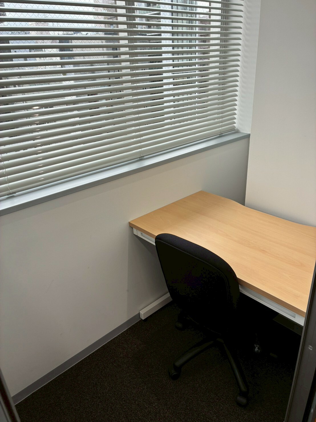 専有部_個室。家具、インターネット環境完備です。