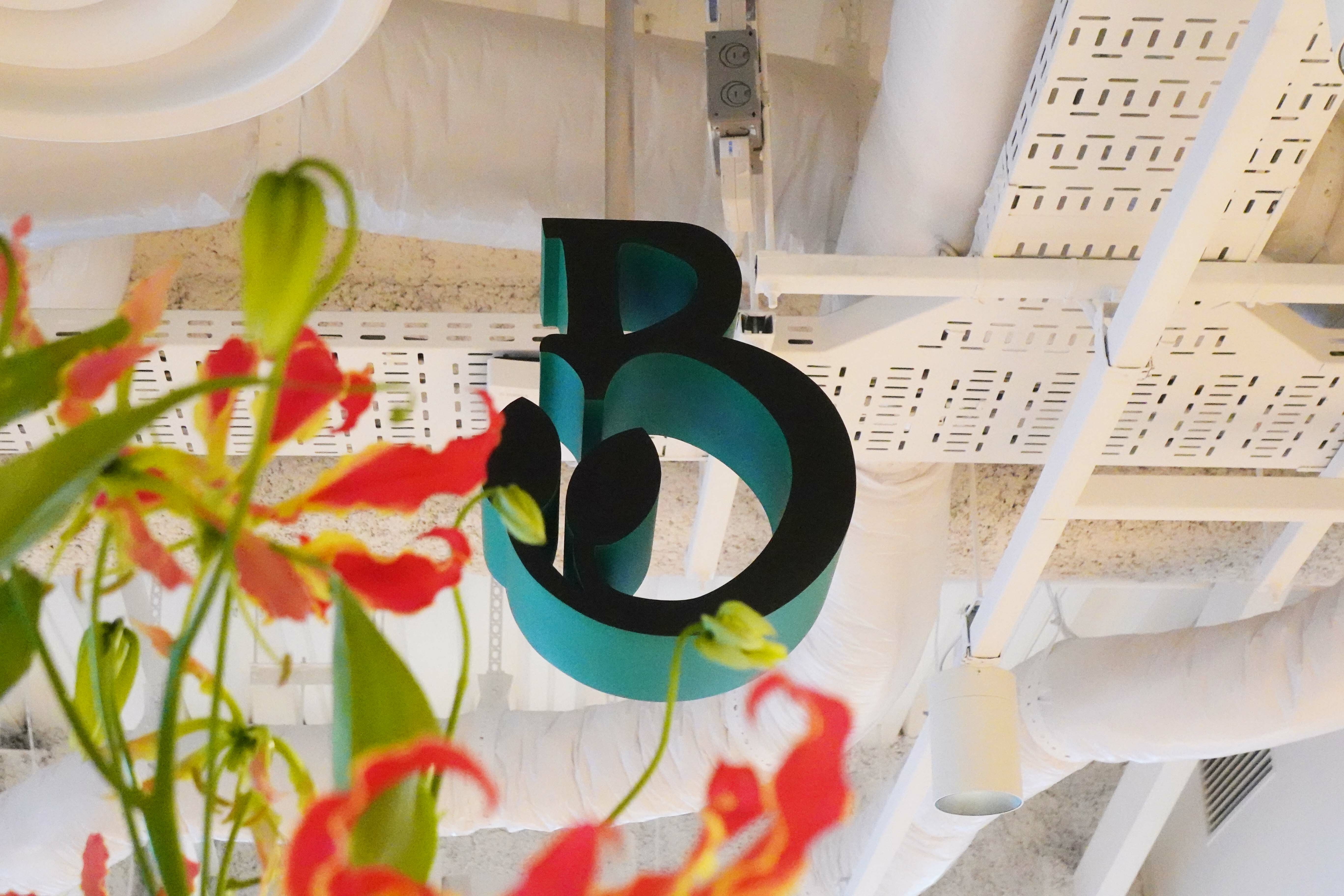 バドスクエアのロゴマークです。ラウンジに集う人たちを見守ってくれています。