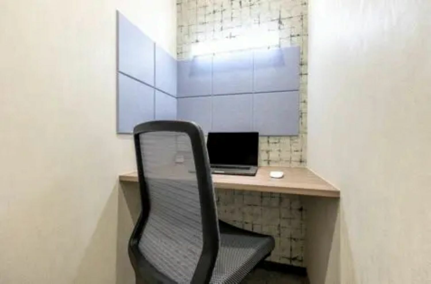 共有部_テレフォンブース。事前予約制です(有料)。※画像はイメージです。©bizcomfort