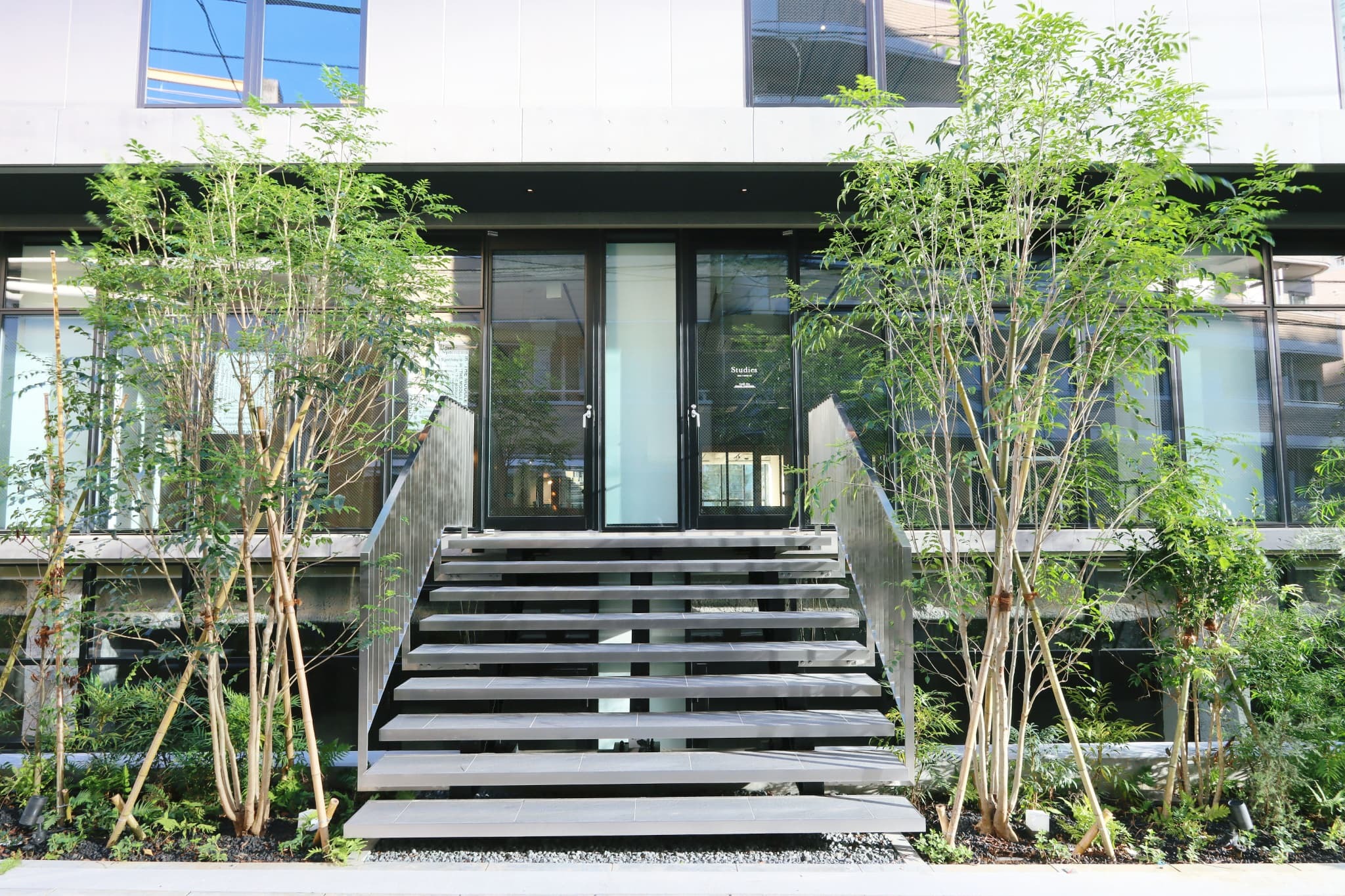 道路に面したエントランスも利用可能