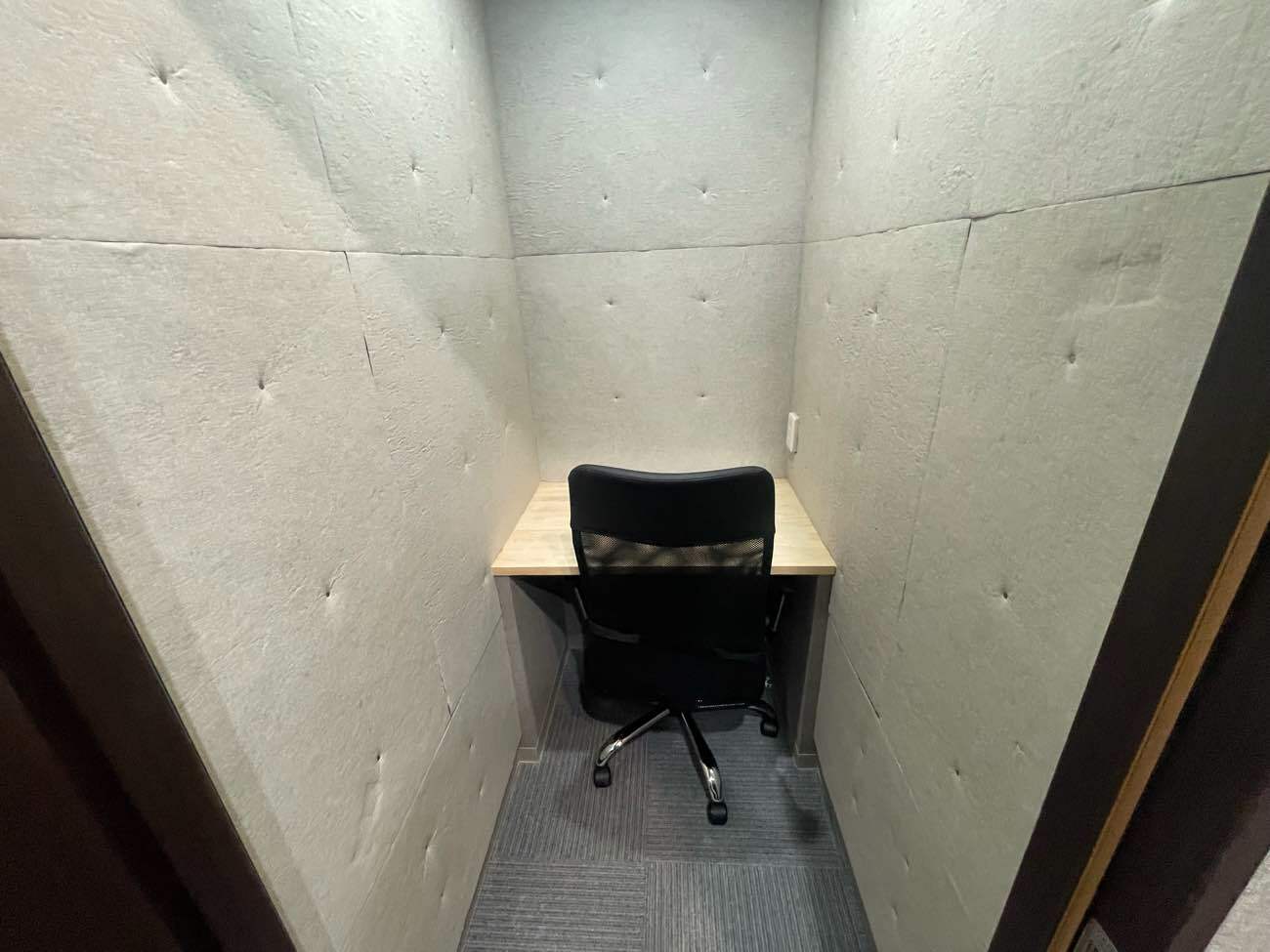 共有部_フォンブース。電話やWEBミーティングに最適なブースもあります。