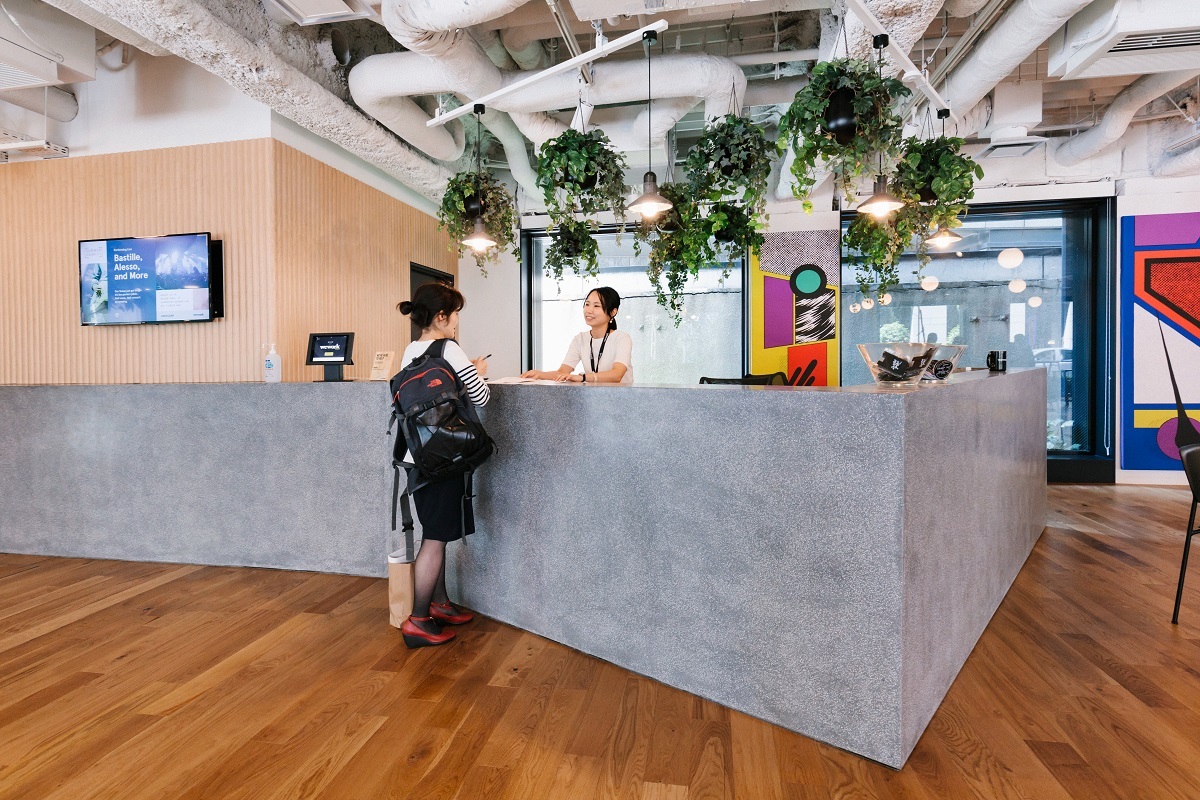 外観_受付です。サポートスタッフが常駐しているので来客対応も安心です©WeWork