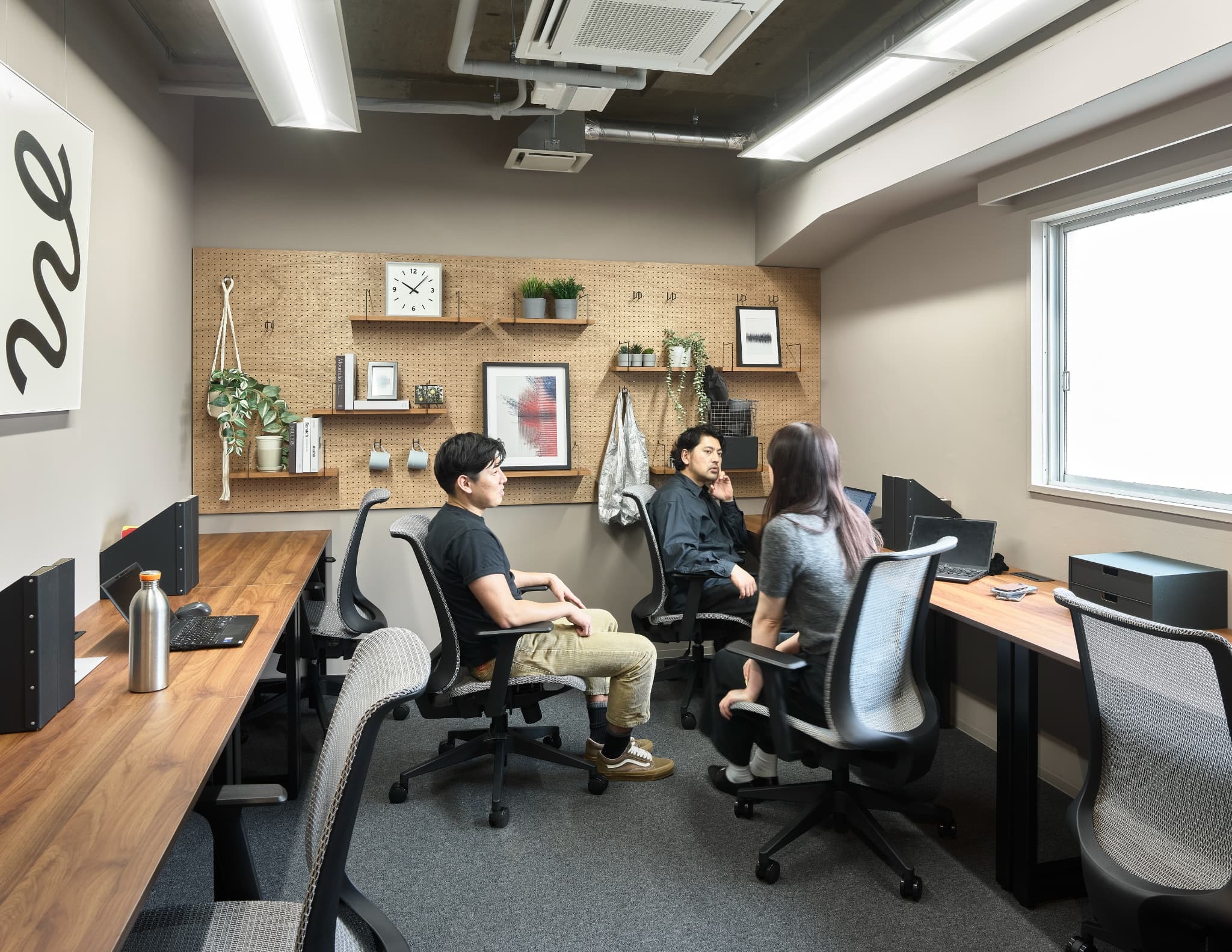 6名用オフィス_部屋によって、窓の有無は異なります。