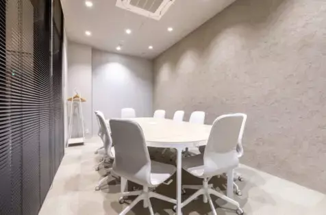 共有部_会議室。来客対応や打ち合わせ、大切な商談におすすめです。※画像はイメージです。©bizcomfort