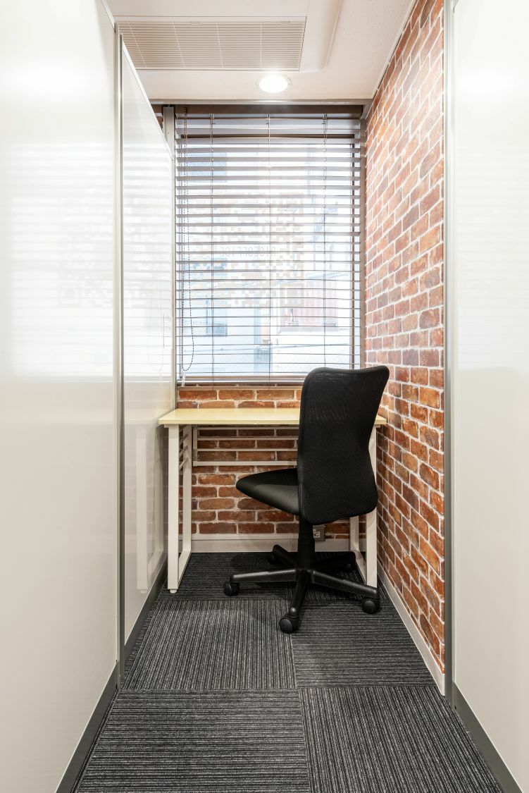 専有部_個室。デスク・椅子つき、Wi-Fi完備です。