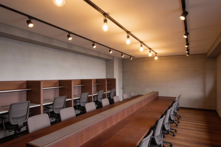 共有部_コワーキングスペース。自由な席で作業ができます。