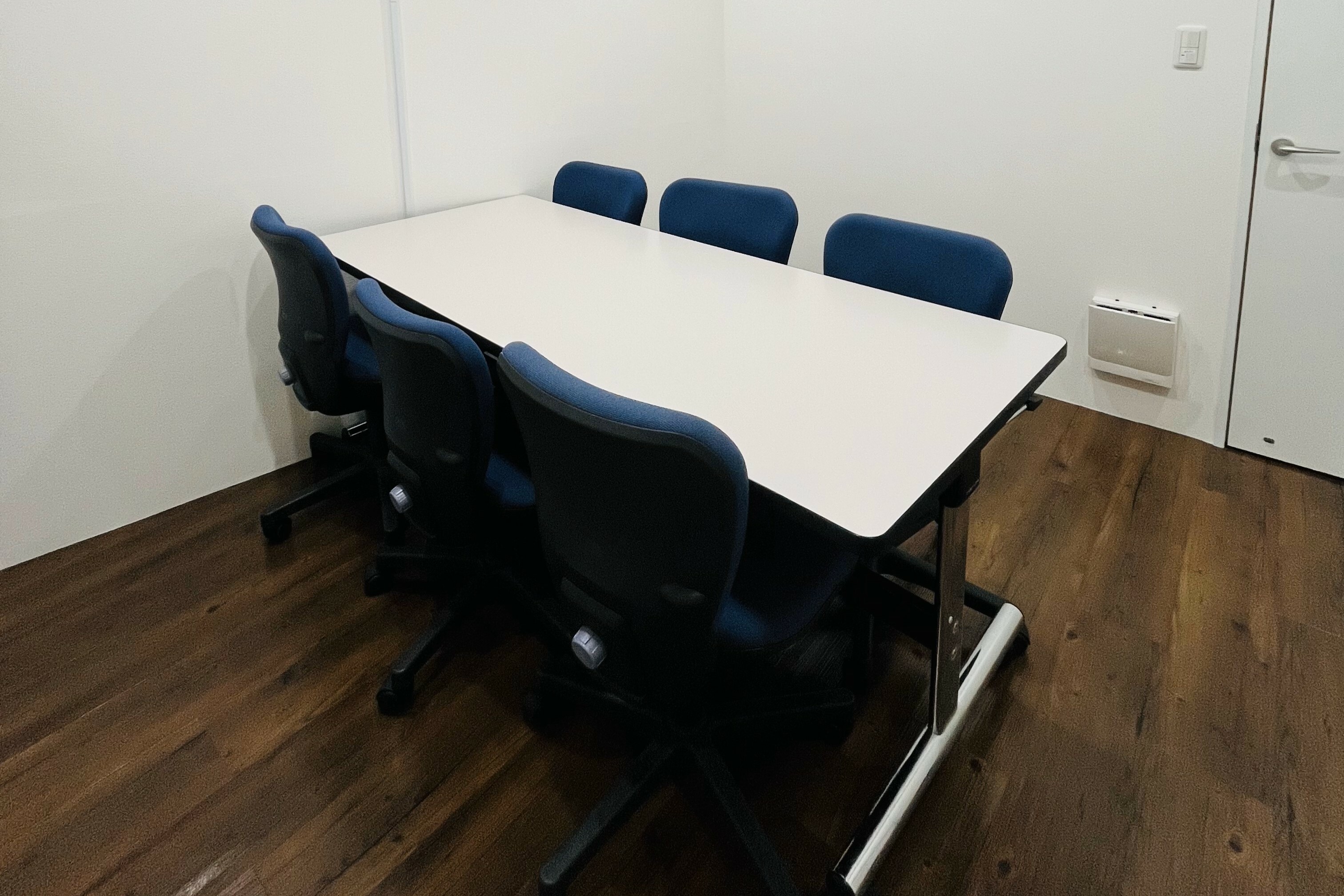 共有部_会議室。事前に予約することで利用できます(有料)。