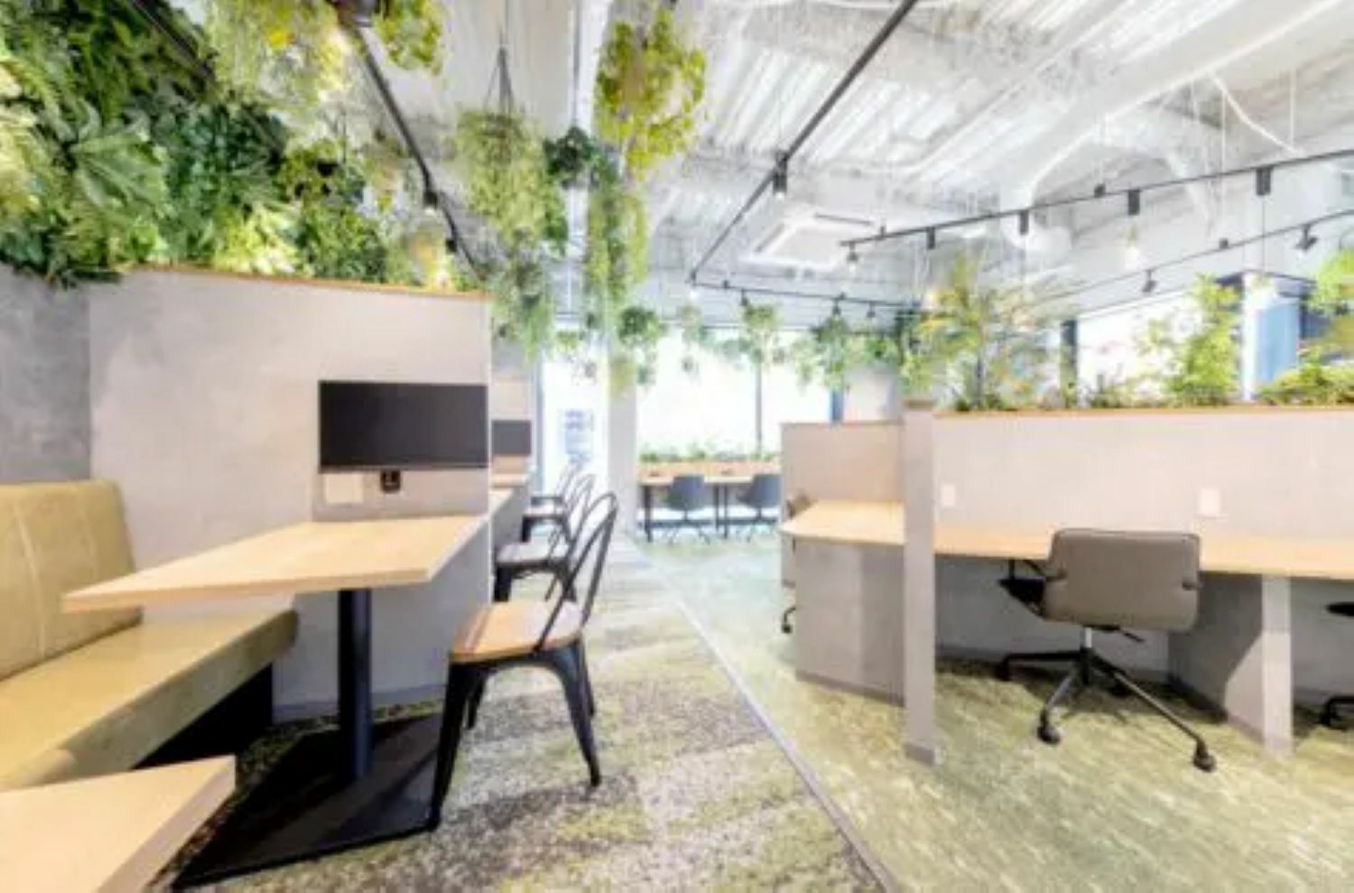 共有部_カフェブース。食事・通話・WEB会議OKの作業スペースです。※画像はイメージです。©bizcomfort