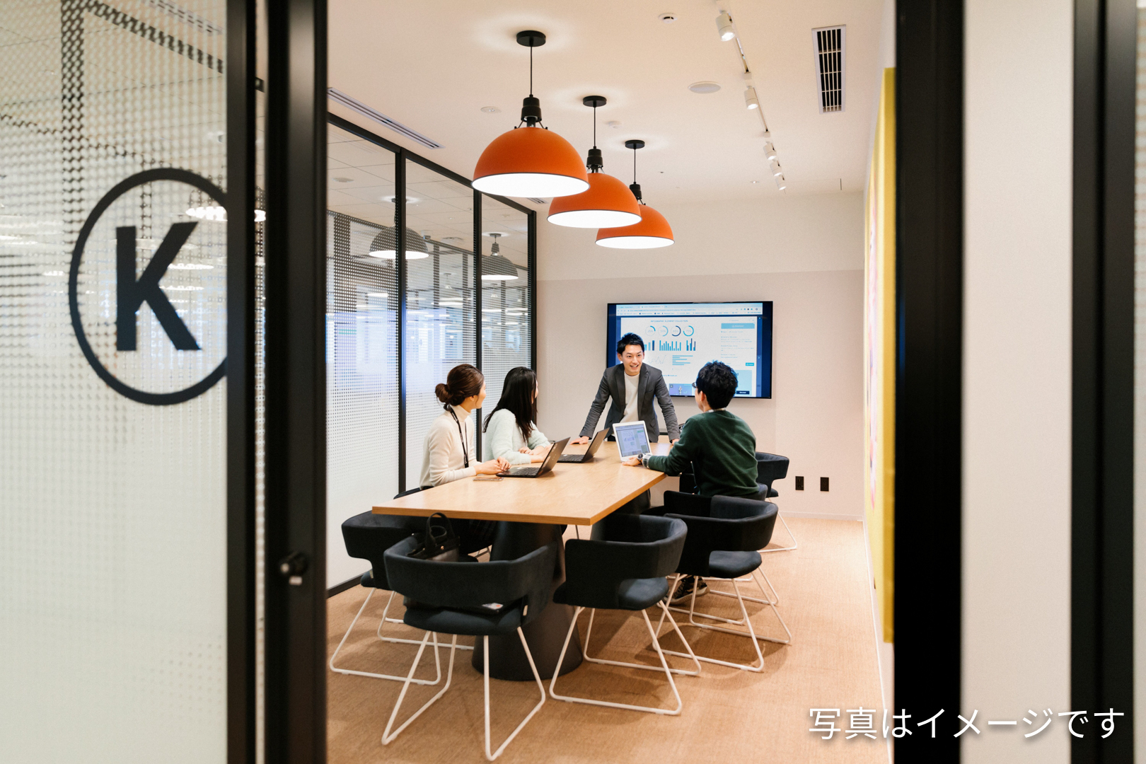 共用部_会議室。社内会議・打ち合わせはもちろん、外部からお客様を招いての商談の際にも利用できます。※写真はイメージです。© WeWork