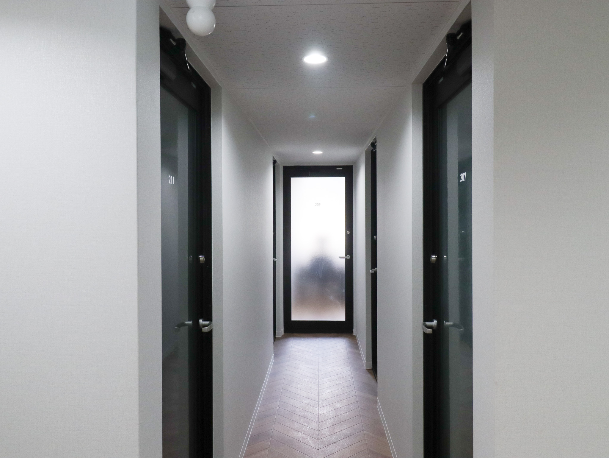 共有部_廊下。個室オフィスは施錠可能となっています。