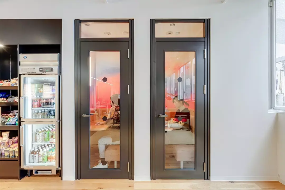共用部_フォンブース。Web会議や電話の際周りを気にせず利用できます。©WeWork※画像はイメージです。