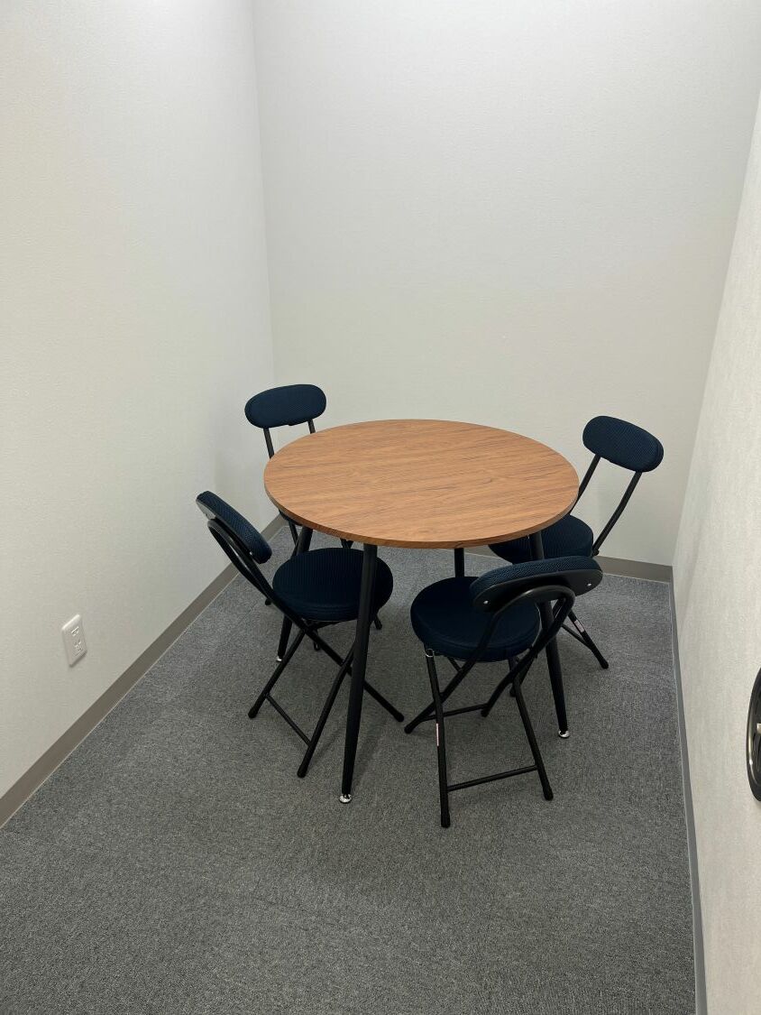 共有部_会議室。1日10時間まで無料で利用可能です。