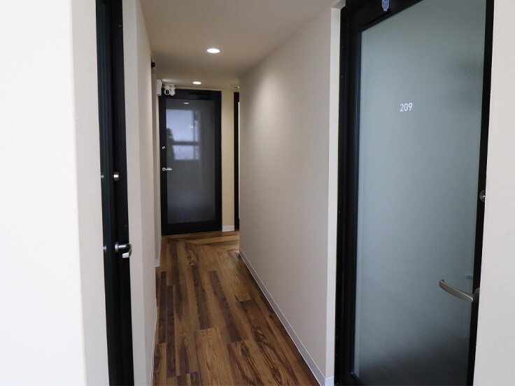 共用部_廊下。防犯カメラが設置されており、セキュリティ面で安心してご利用いただけます。