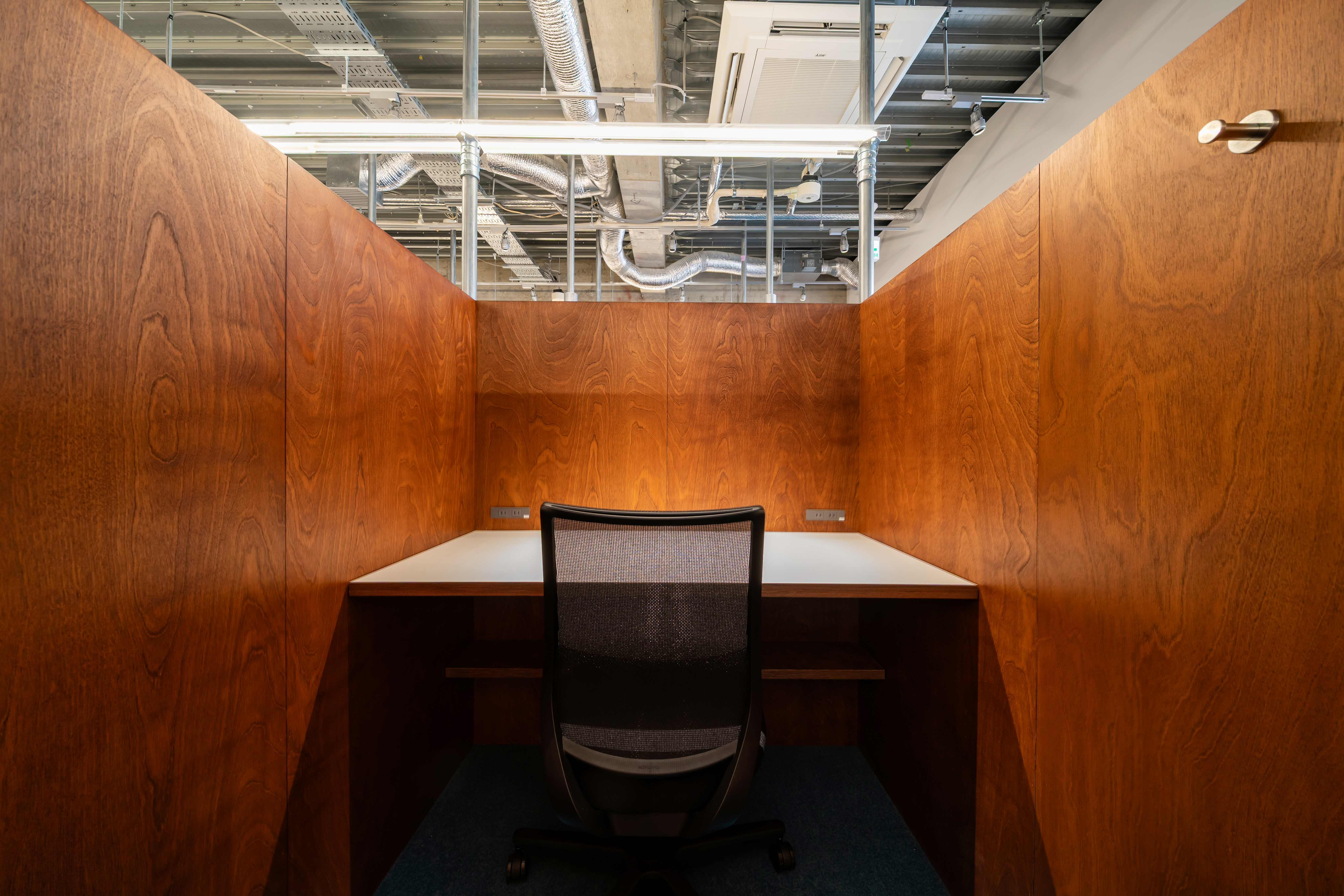 専有部_ハイブース席、24時間利用可能です。