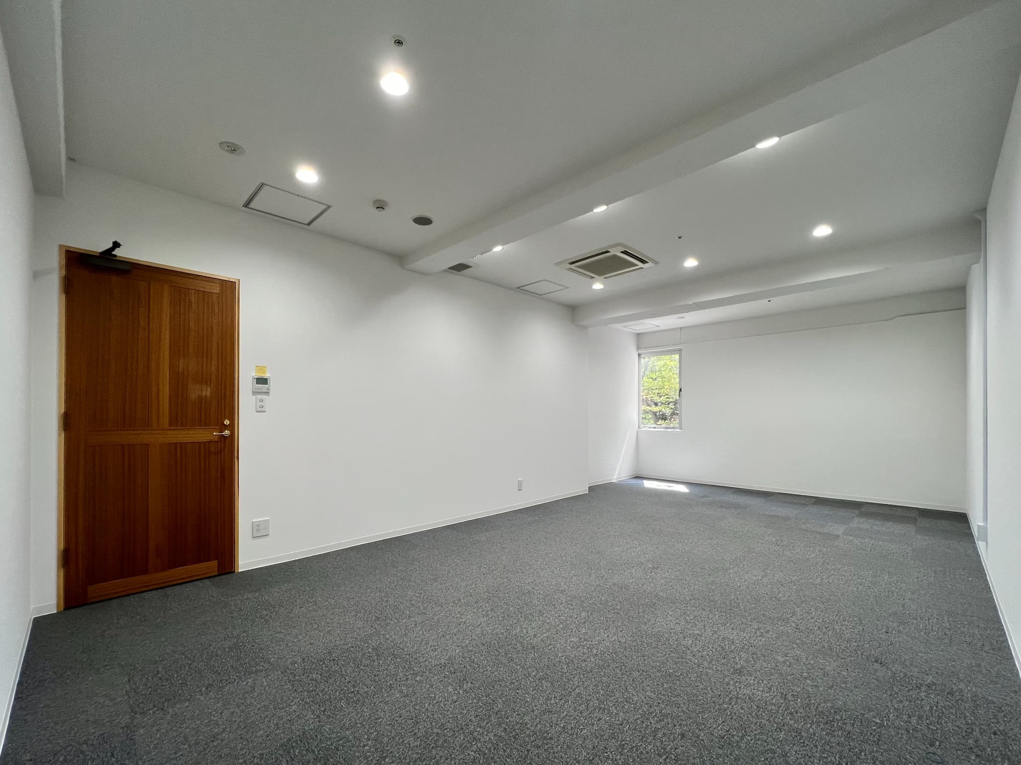 プライベートオフィス|10名用の家具付き完全個室オフィス。初期費用を抑えつつ、専有部を手軽に持つことができます。